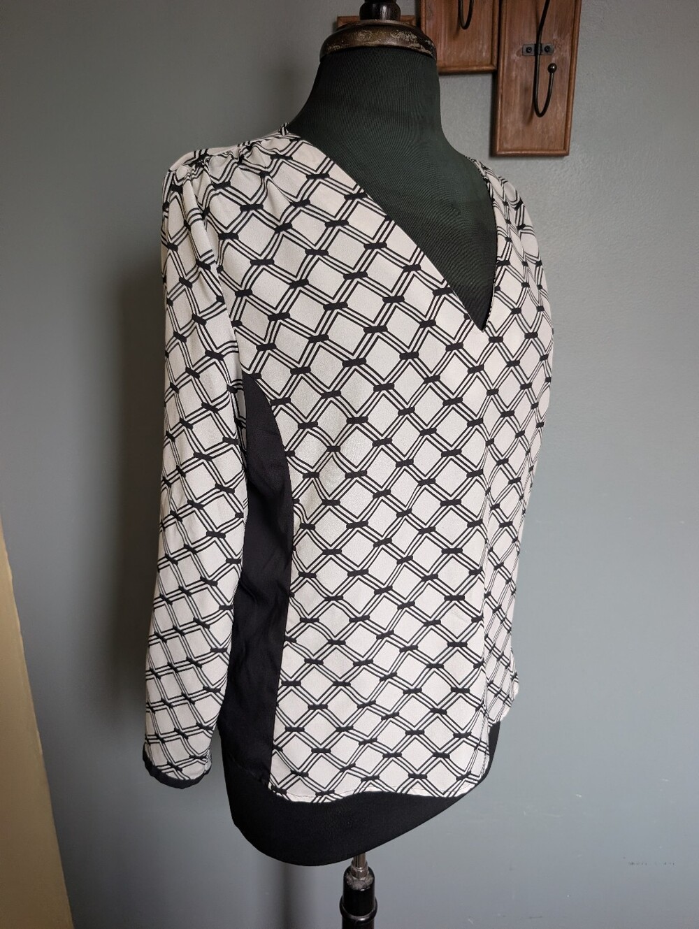 Worthington Lightweight Women’s Black & White Geometric V-Neck Long Sleeve Top